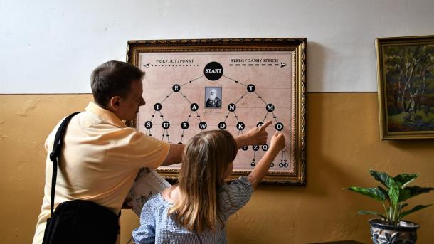 Datter og far er i gang med at løse en opgave på Horsens Fængselsmuseum i Destination kystlandet