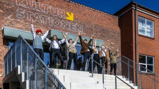 Forestilling på trappen af Kulturstationen i Horsens Centrum for børn