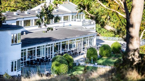 Hotel ved Juelsminde Strand set fra Odelsbjerget i Kystlandet