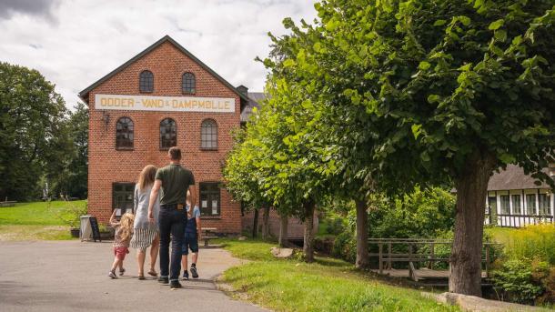 Familie går sammen ved Odder Museum