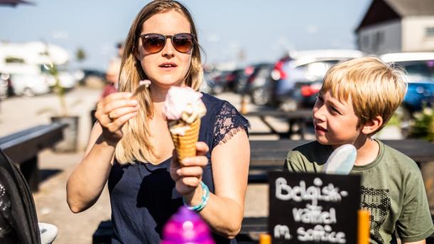 Mor og søn spiser is fra Mosters Ishus på havnen i Hou