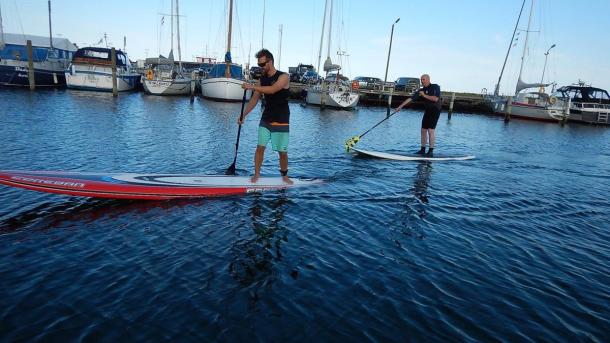 To mænd padler på SUP board i Hou Havn