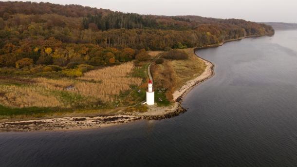 Dronefoto af Træskohage Fyr og Grund Skov