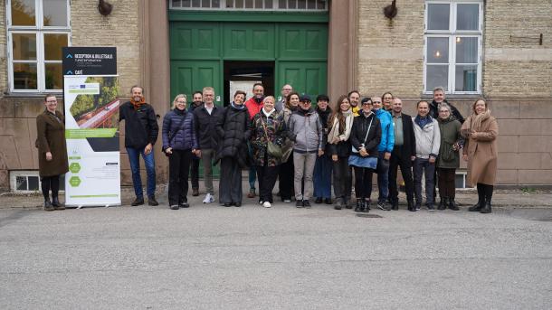 gruppe af mennesker står udenfor FÆNGSLET i Horsens 