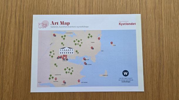 Destination Kystlandets art map ligger på et bord