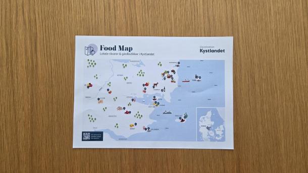 Destination Kystlandets food map ligger på et bord