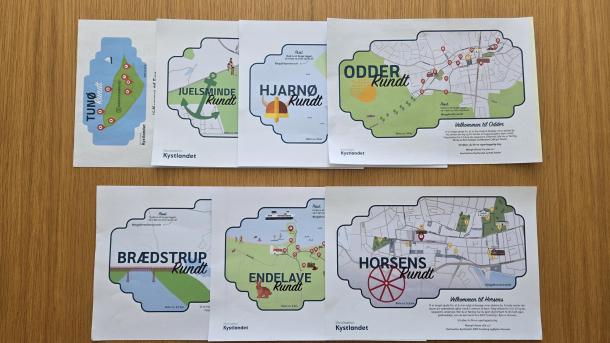 Skattekortene for Destination Kystlandets syv skattejagter ligger sammen på et bord