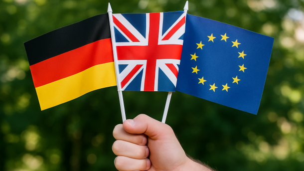 Det tyske flag, Storbritanniens flag og EU-flaget bliver holdt i en hånd