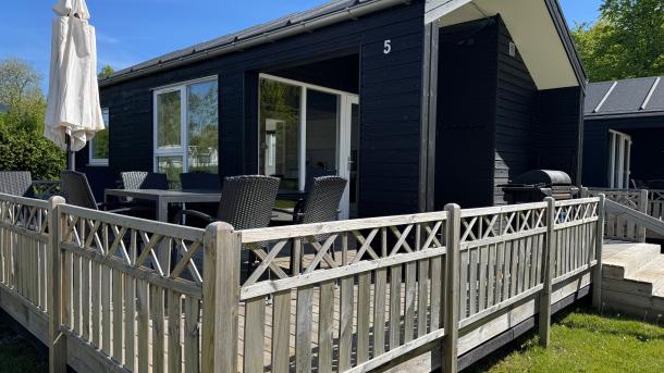 En hytte med terrasse hos Rosenvold Strand Camping