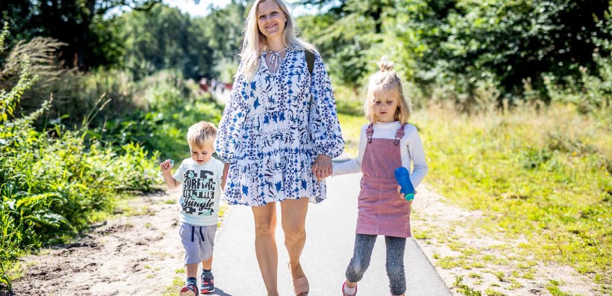 Familie går i naturen