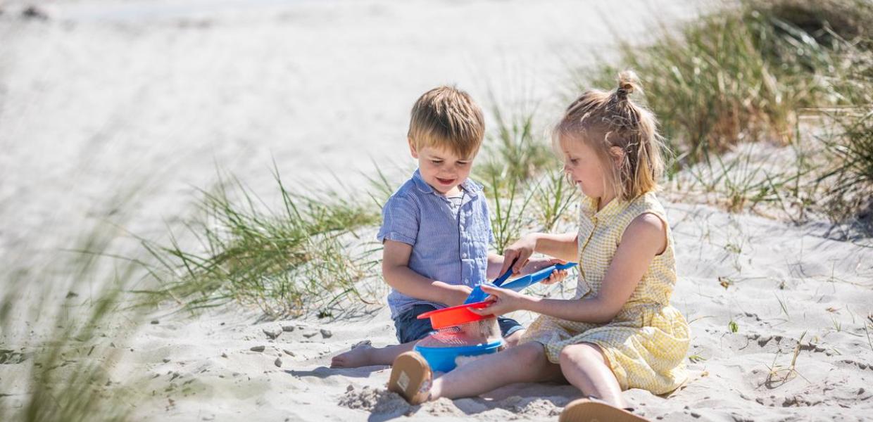 Børn leger på stranden ved Saksild