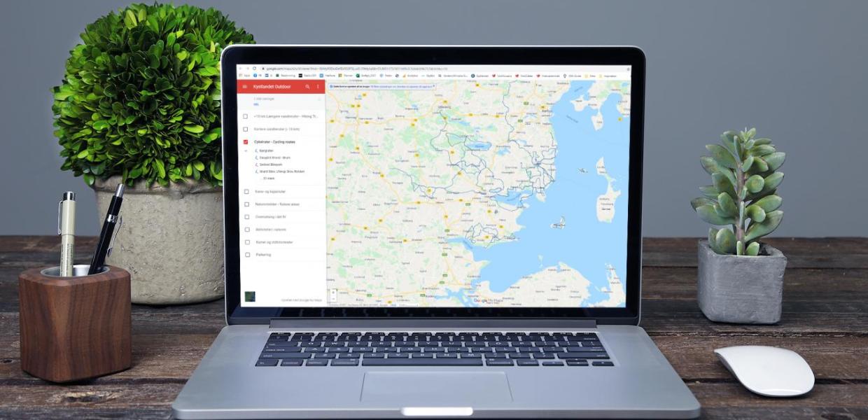Skærm med Google Maps over cykelruter i Kystlandet