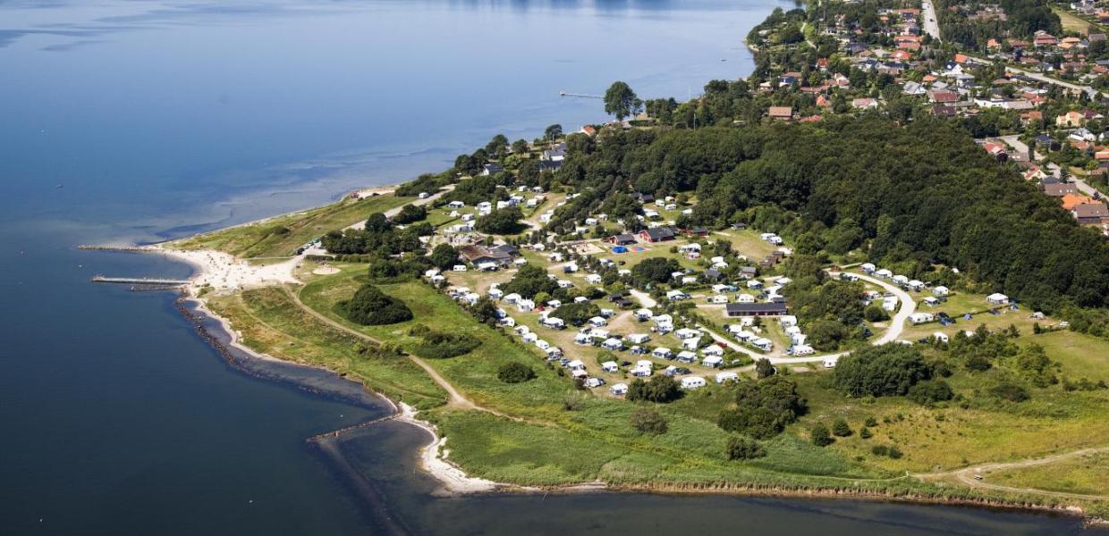 Luftfoto af Husodde ved Horsens Fjord med Husodde strand og Horsens CIty Camping