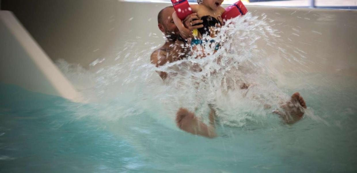 Far og datter kommer flyvende ud af vandrutchebanen i Vandhalla i Hou