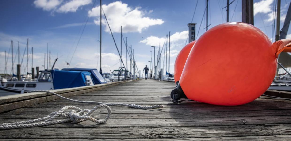 Bøjer på bådebro ved Horsens Marina