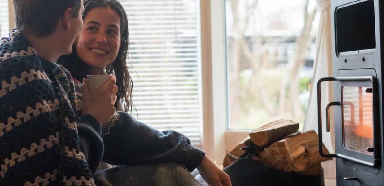 par holder ferie i et sommerhus med pejs kaffe og hygge