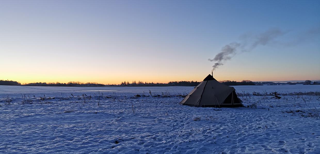 Tipi hos Holmely i snevejr