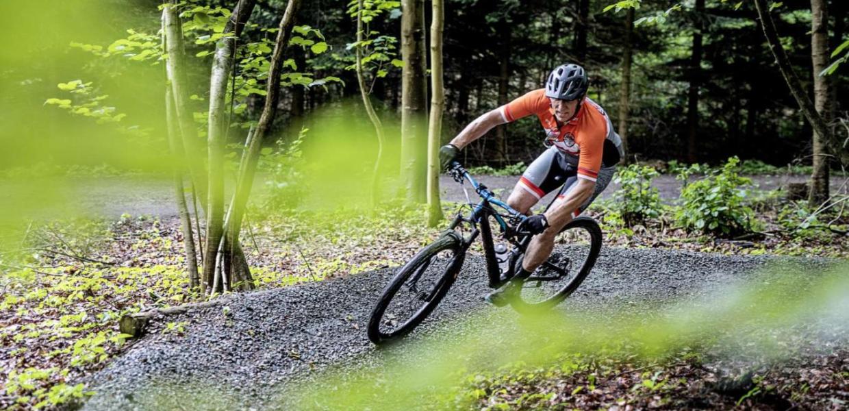 Mand på mountainbike i sving på sporet i Bisgaardskoven i Odder