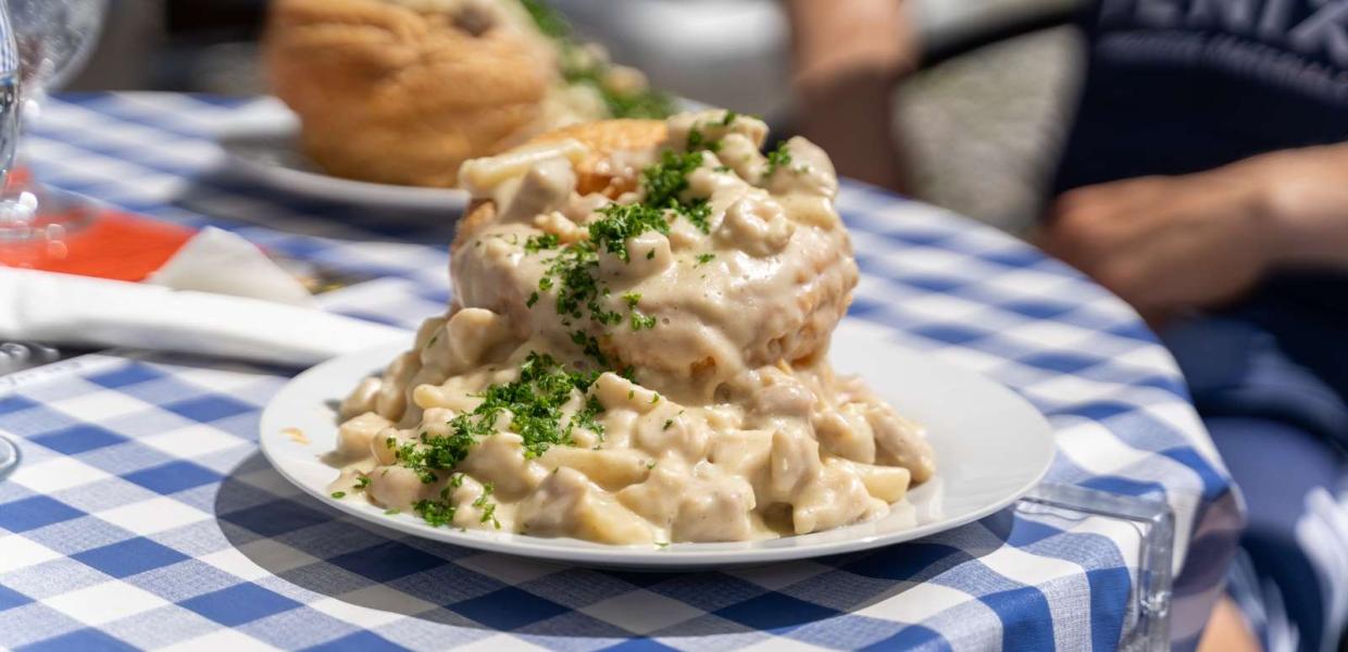 Bord med blåternet dug og Danmarks største tarteletter på Café Alrø i Horsens Fjord - en del af Destination Kystlandet