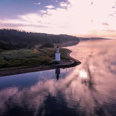 Udsigt med fjord og fyrtårn i området ved Hotel Vejlefjord