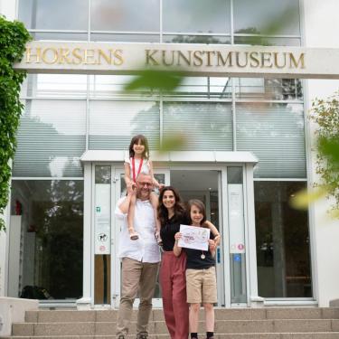Børnefamilie afsted på sjov familieaktivitet Skattejagten Horsens ved Kunstmuseet