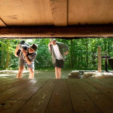 To venner kigger ind i et shelter i Destination Kystlandet 