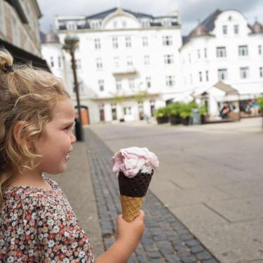 Pige med is i hånden foran Centralhotellet i Odder