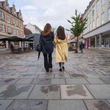 To kvinder går langs Søndergade i Horsens - en del af Destination Kystlandet