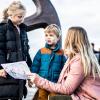 Mor og to børn på skattejagt i Juelsminde