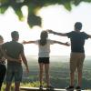 Familie nyder udsigten fra Sukkertoppen i Destination Kystlandet