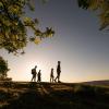 Familie går i solnedgang på Sukkertoppen