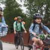 Familie af far, mor og pige på cykeltur på Bryrupbanestien ved Den Genfundne Bro i Kystlandet. 