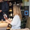 Dame holder en flaske whisky i specialbutikken Water Of Life på Mejeritorvet i Brædstrup