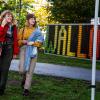 To piger går foran kunstværk på festivalen Wall of Sound i Destination Kystlandet 