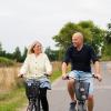 En mand og en kvinde cykler på Endelave i det Østjyske Øhav
