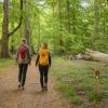 Zwei Frauen gehen durch einen Wald