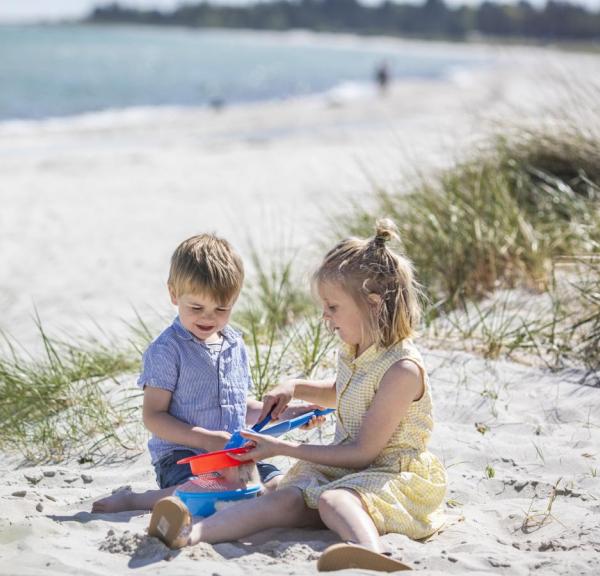 Børn leger i sandet på Saksild Strand