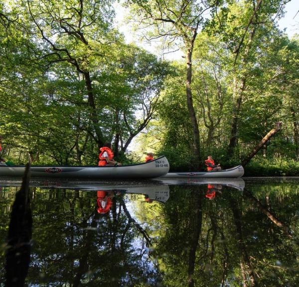 Familie på kanotur ved klostermølle