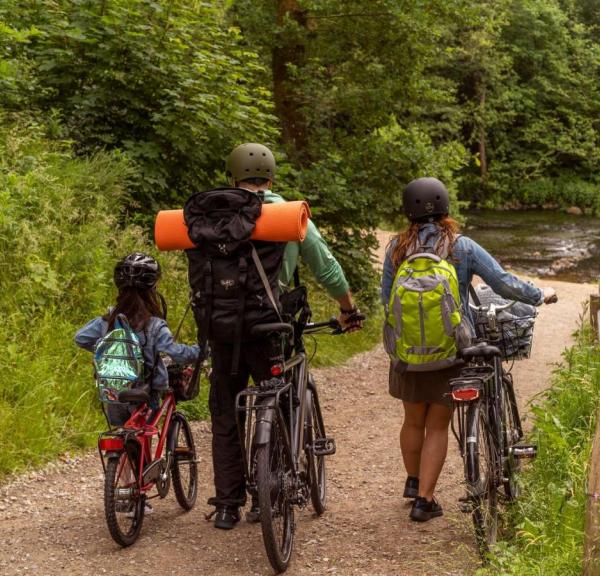 Familie på cykeltur på banestien