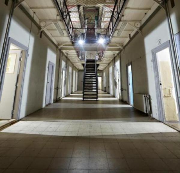 Gangen på FÆNGSLET i Horsens hvor du kan holde møde i en gammel celle