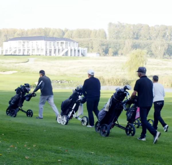 Fire golfspillere på banen i Stensballe Golfklub