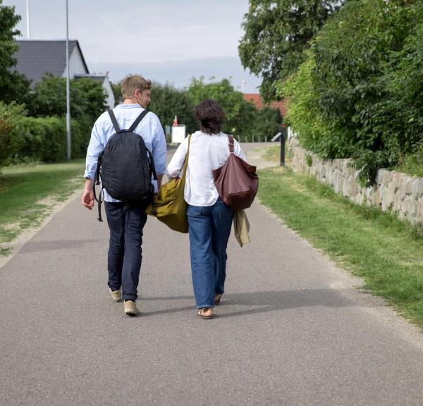 Par går langs vej på Tunø - en del af Destination Kystlandet