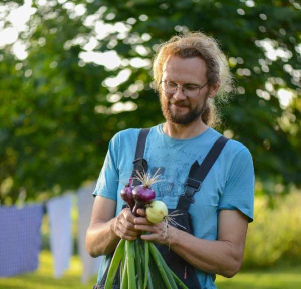 Søren Sørøver fra Brandbygegaard viser fine nyhøstede løg fram i haven nær Alrø i Odder
