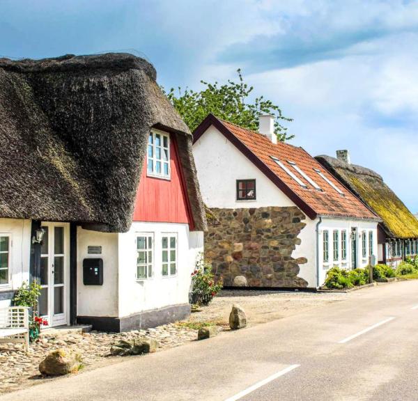 Huse set fra hovedgaden på idylliske Alrø i Horsens Fjord - en del af Destination Kystlandet