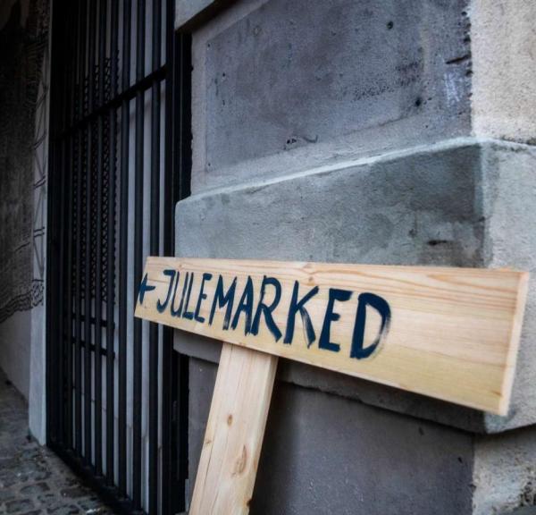 Skilt mod Julemarked i passagen i Horsens