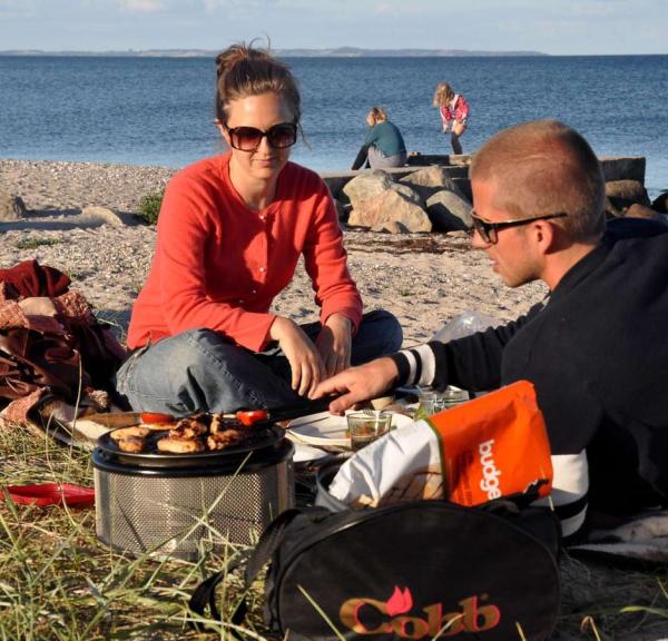 Familie hygger og griller ved stranden ved Ajstrup Camping - en del af Destination Kystlandet