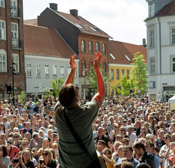 Koncert og mennesker på Torvet i Horsens under Horsens Holder