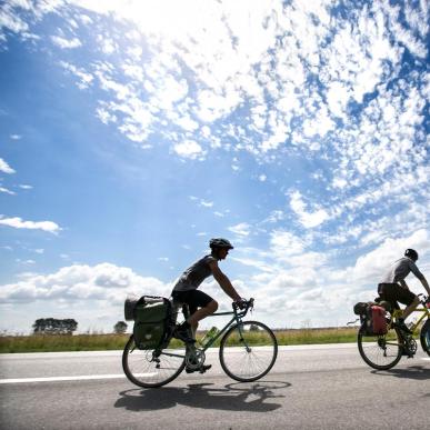 Tre cyklister på cykelferie i Kystlandet