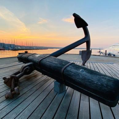 Fregatten Jyllands Anker ligger på Juelsminde havn