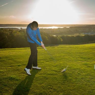 Golfspiller slår ud ved Stensballegaard Golfklub i Horsens